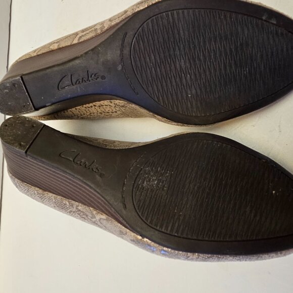 Clark's Collection Soft Cushion Wedge Pumps. US 7.5 M - Picture 16 of 16